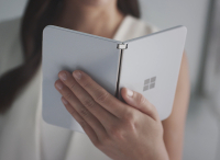 Microsoft pracował nad tańszym, plastikowym Surface Duo