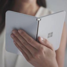 Microsoft pracował nad tańszym, plastikowym Surface Duo