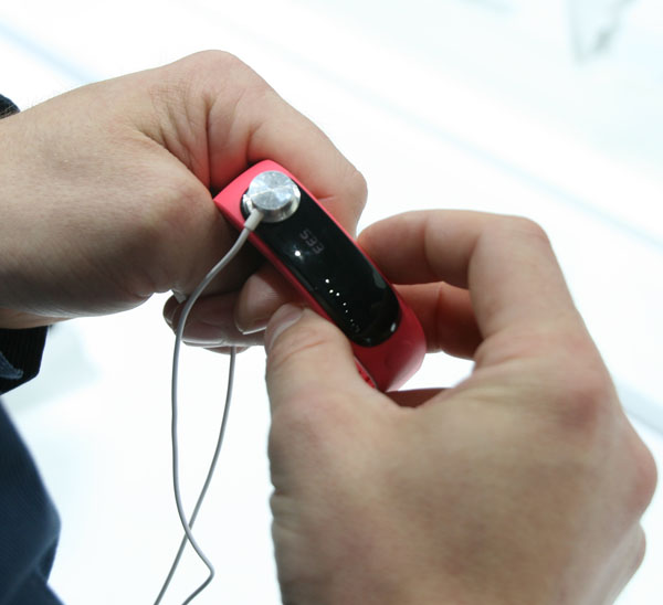 mwc 2014 huawei talkband b1 01