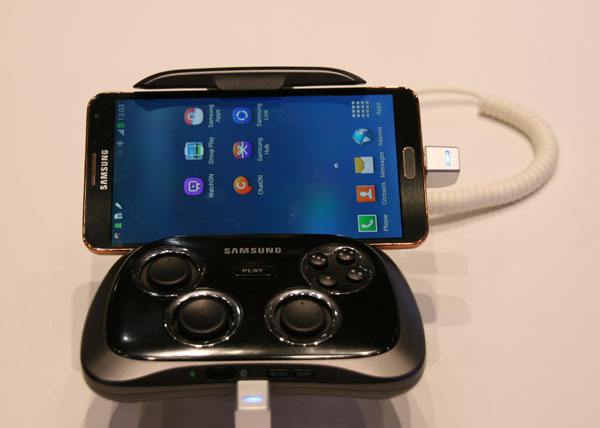 mwc 2014 samsung game pad 01