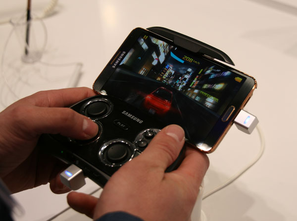 mwc 2014 samsung game pad 02