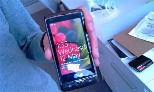 lg-windows-phone-7-wp7-wild-536x320