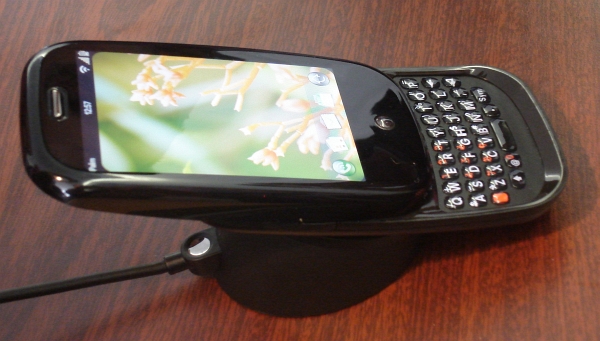 palm pre w podstawce