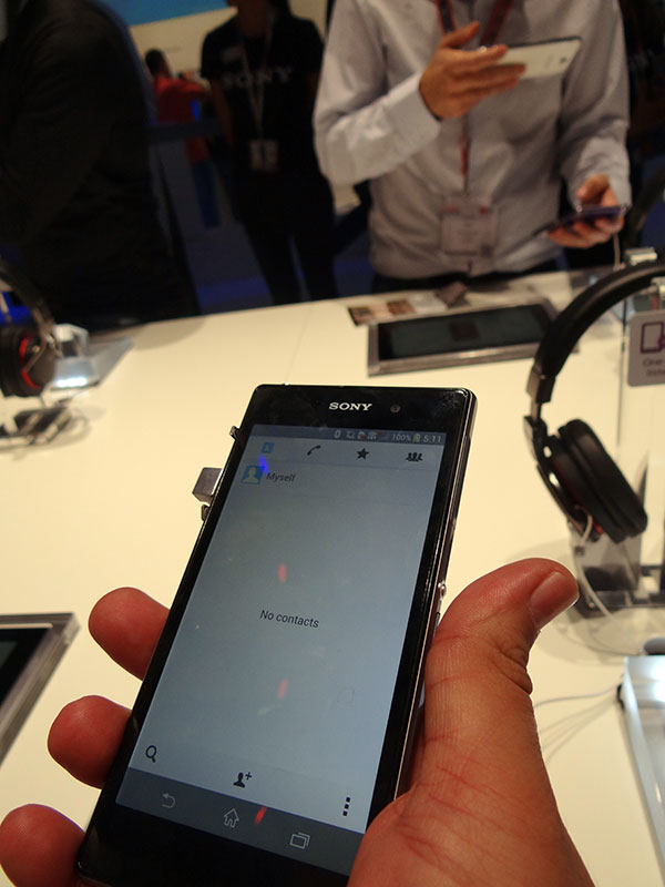 xperiaz1hands01