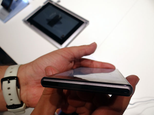 xperiaz1hands02