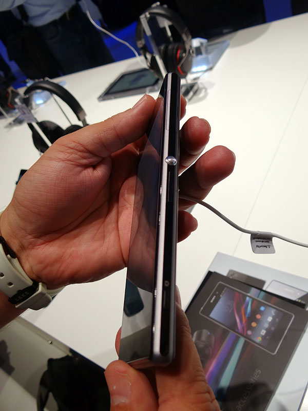 xperiaz1hands03