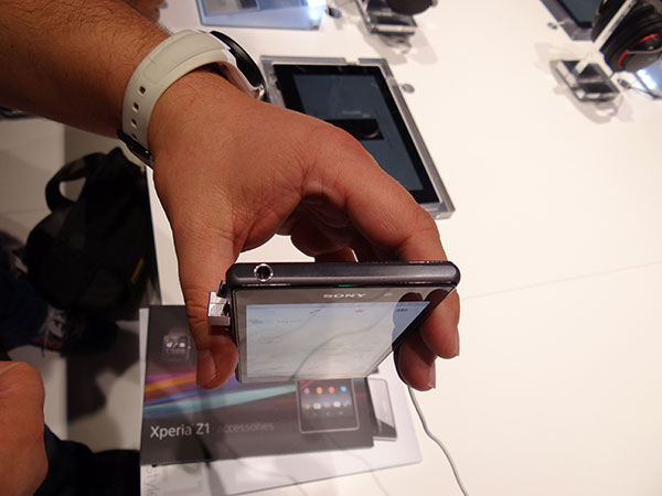 xperiaz1hands04
