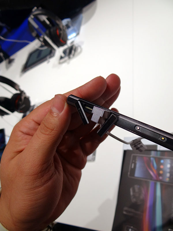 xperiaz1hands05