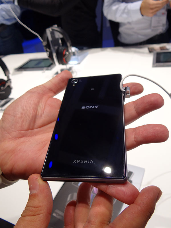 xperiaz1hands06