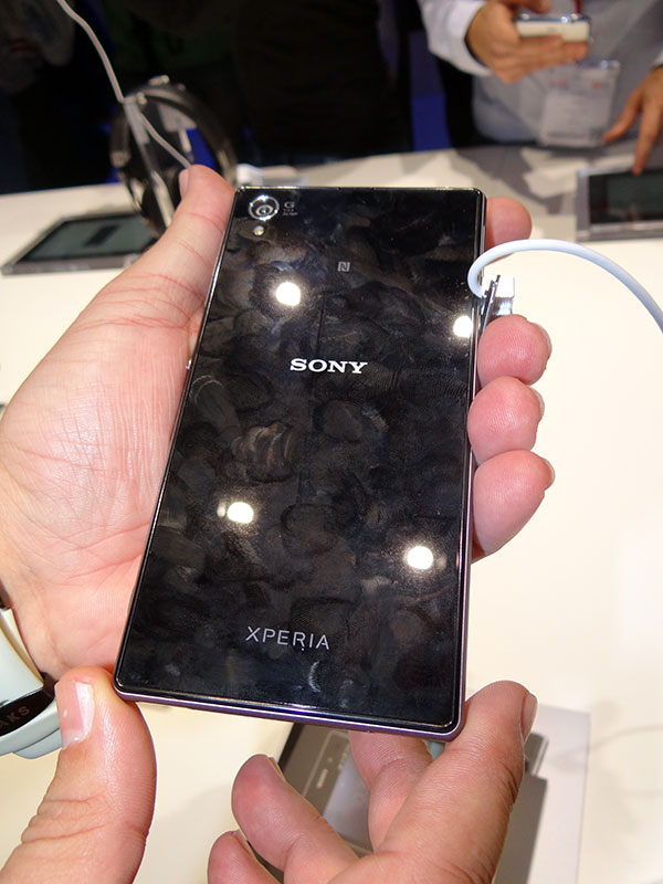 xperiaz1hands07