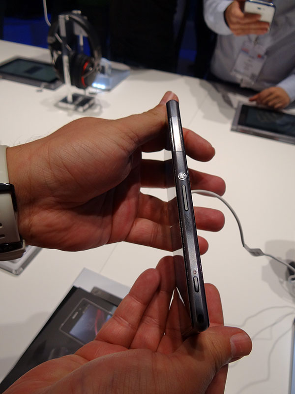 xperiaz1hands08