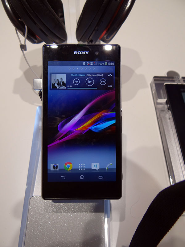 xperiaz1hands09