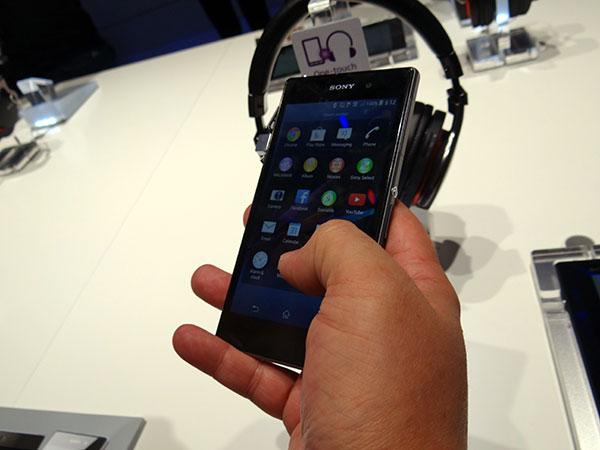 xperiaz1hands13