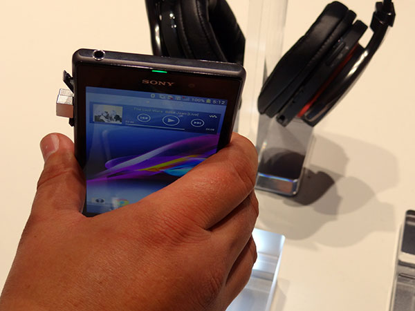 xperiaz1hands14